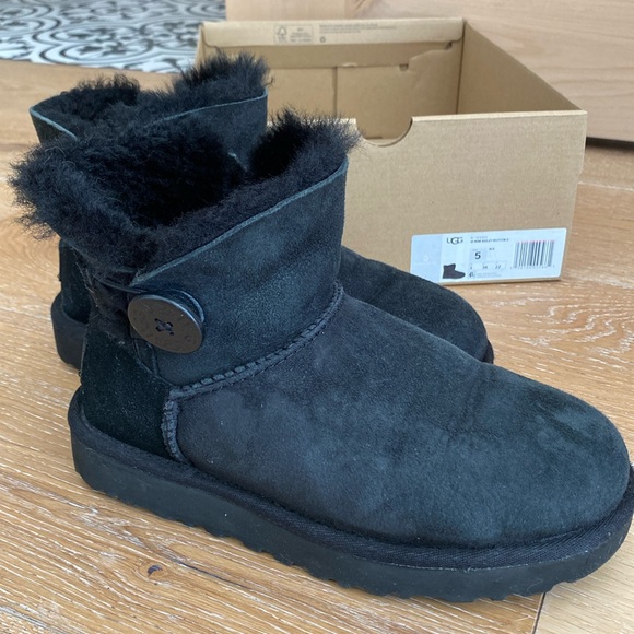 UGG Shoes - UGGs Womens Mini Bailey Button II (SIZE 5)